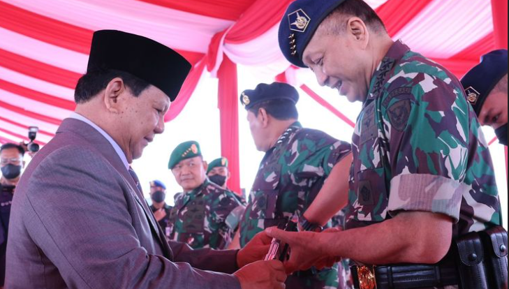 Ini Pistol Produk Pindad yang Diberikan Menhan Prabowo ke 3 Kepala Staf TNI